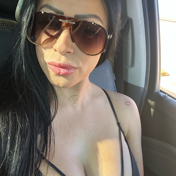 Hi there welcome to my closet feel free to bundle & save! 👠🛍️💋✨🧸🥂 - Picture 5 of 16